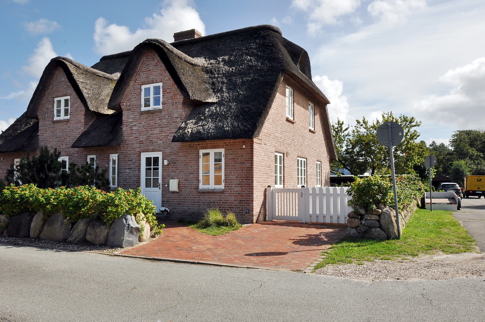 Großzügige Doppelhaushälfte unter Reet im Ortsteil Dorf Schneider